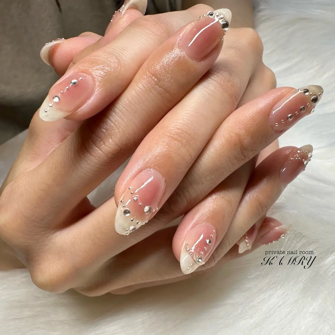 ネイル チークネイル キラキラネイル ストーンネイル La ala nailのネイルデザイン