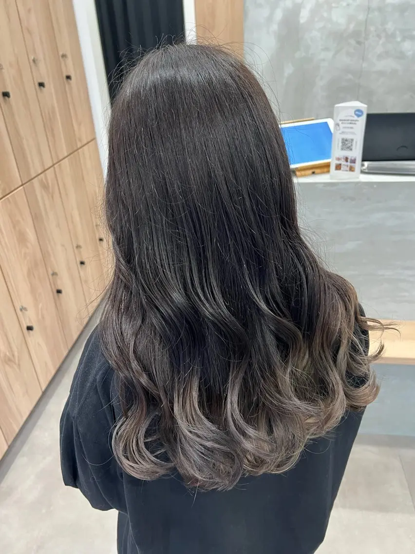 ロング カラー グラデーションカラー グレージュ シルバー ブランシェ小幡駅前店 森樹のヘアスタイル