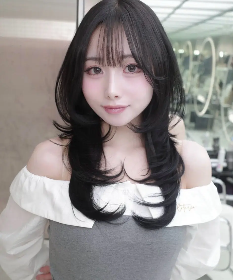 ロング がわ/ハイレイヤー /ハイトーンカラーのヘアスタイル