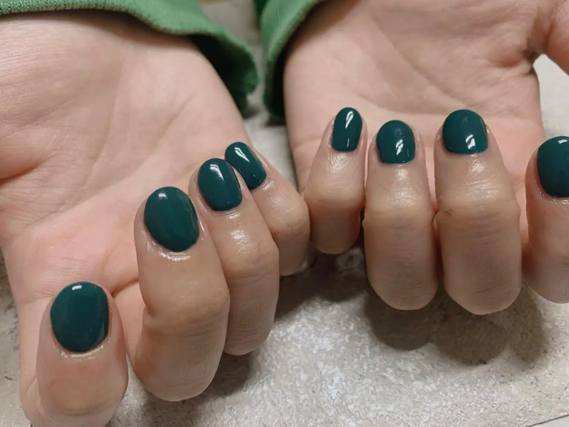 ネイル グリーン ワンカラーネイル ハンドネイル mogunail &blowのネイルデザイン