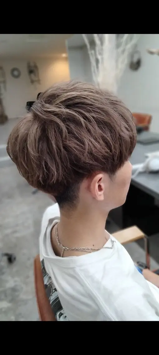ショート カラー メンズ メンズブリーチ ベージュカラー ブリーチ ミルクティーベージュ nico麻生　長谷川 裕月のヘアスタイル