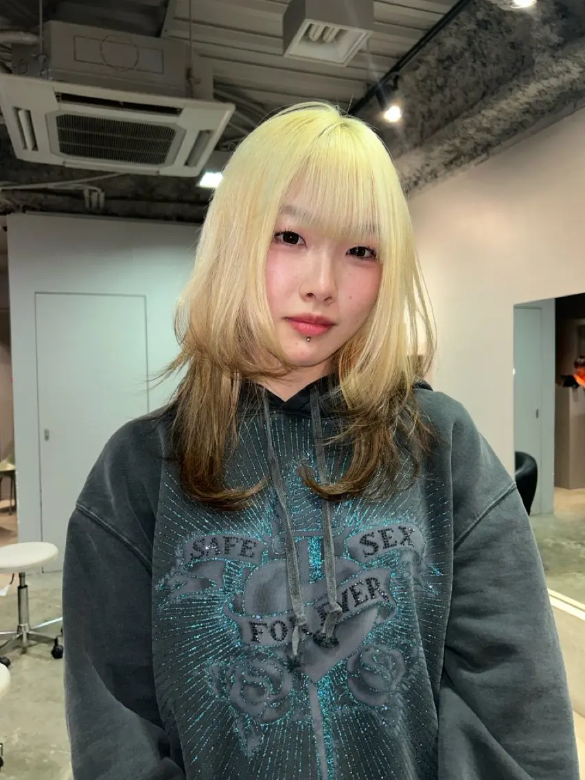 ミディアム ハイトーン特化/和音 【デザインカラー】のヘアスタイル