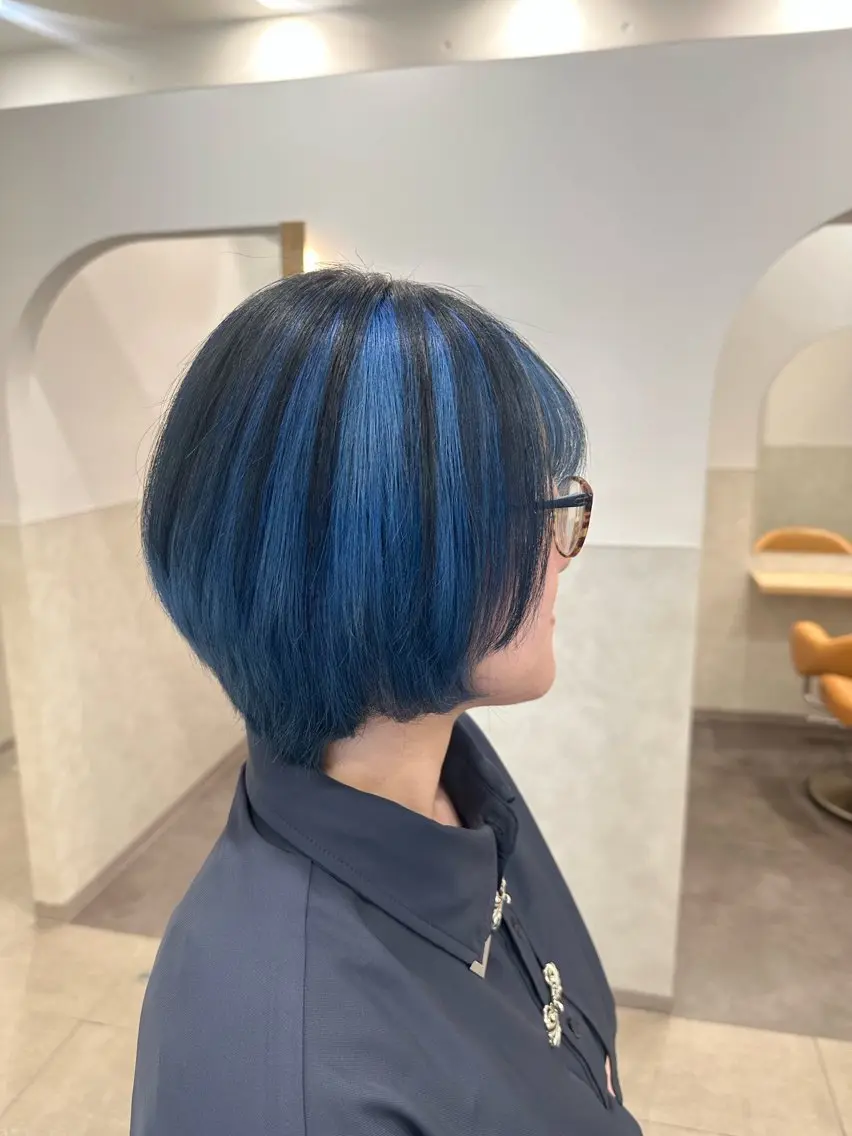ショート カラー 黒髪 ブルーカラー ヘアカラー 髪質改善カラー デザインカラーあらげのヘアスタイル