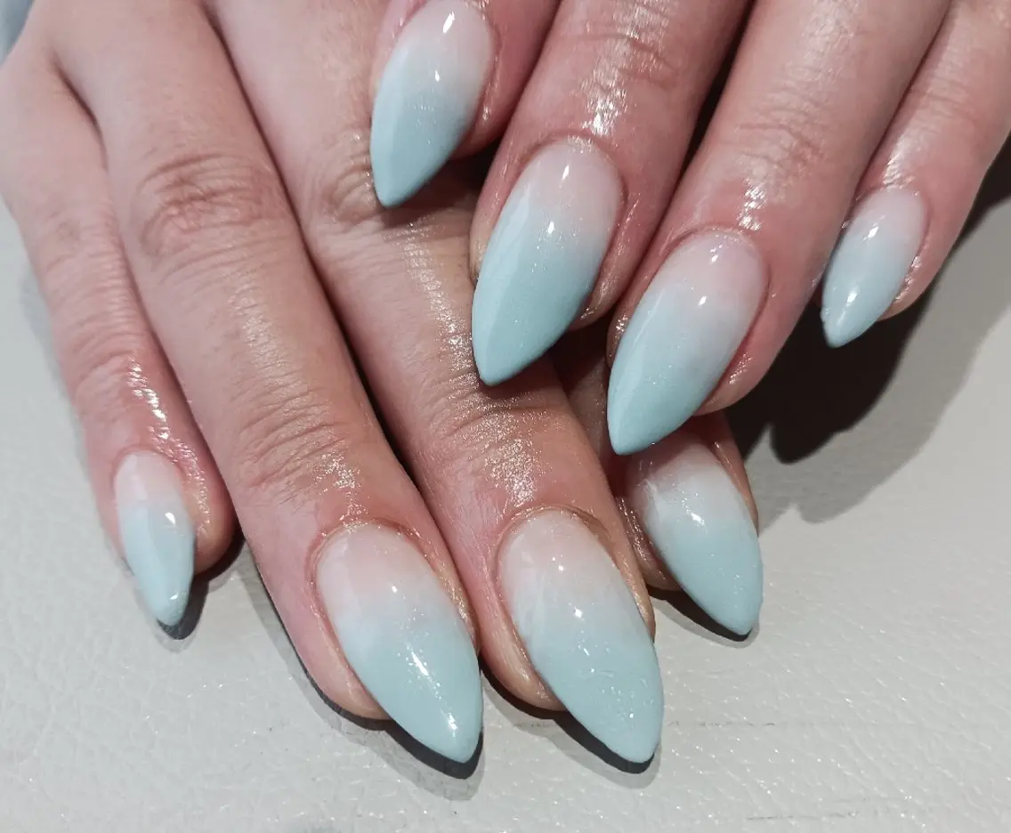 ネイル ブルー グラデーション ロングネイル いとう えみりのネイルデザイン
