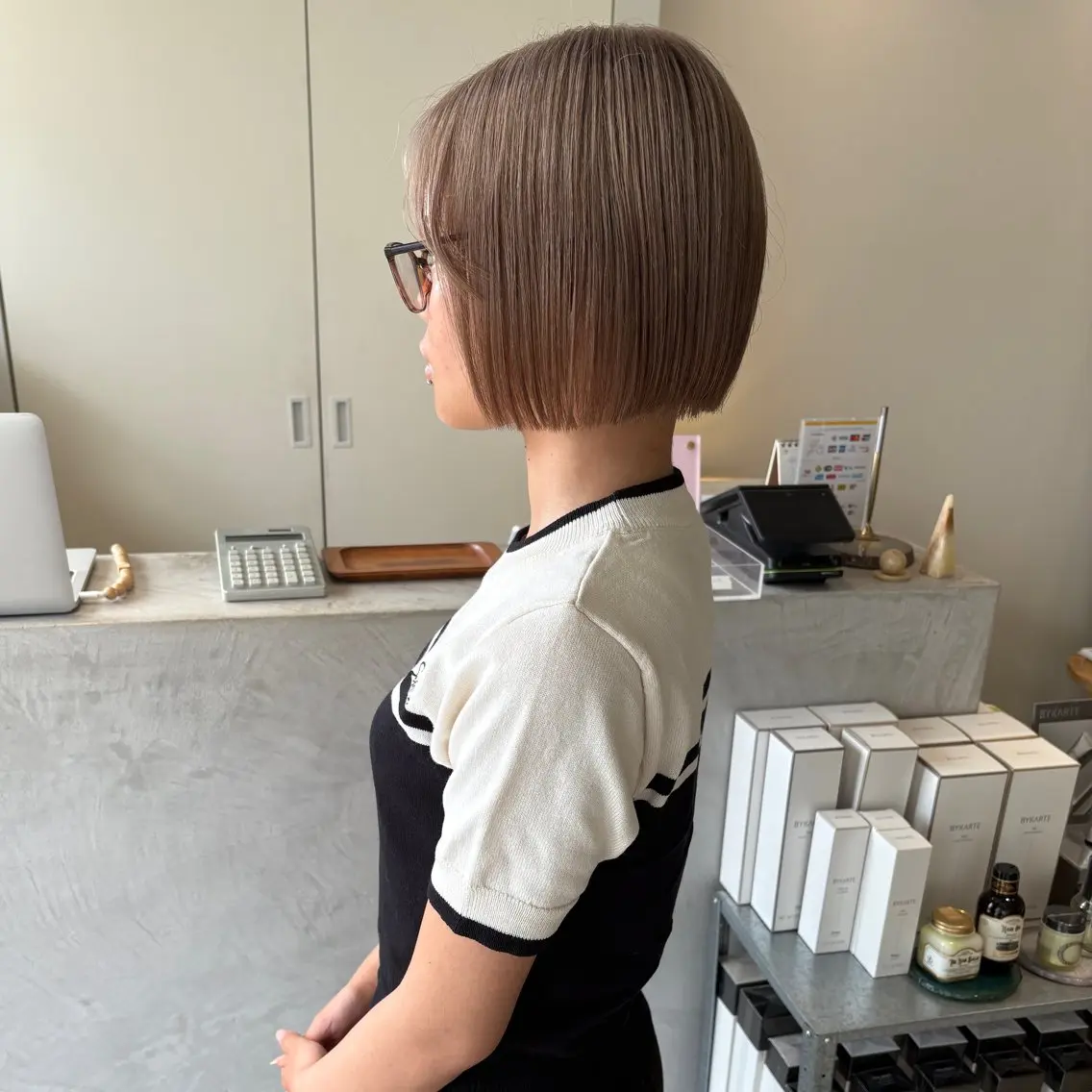 ショート カラー ワンレンボブ ベージュカラー 透明感カラー ミルクティーベージュ ボブ 安西 香利奈のヘアスタイル
