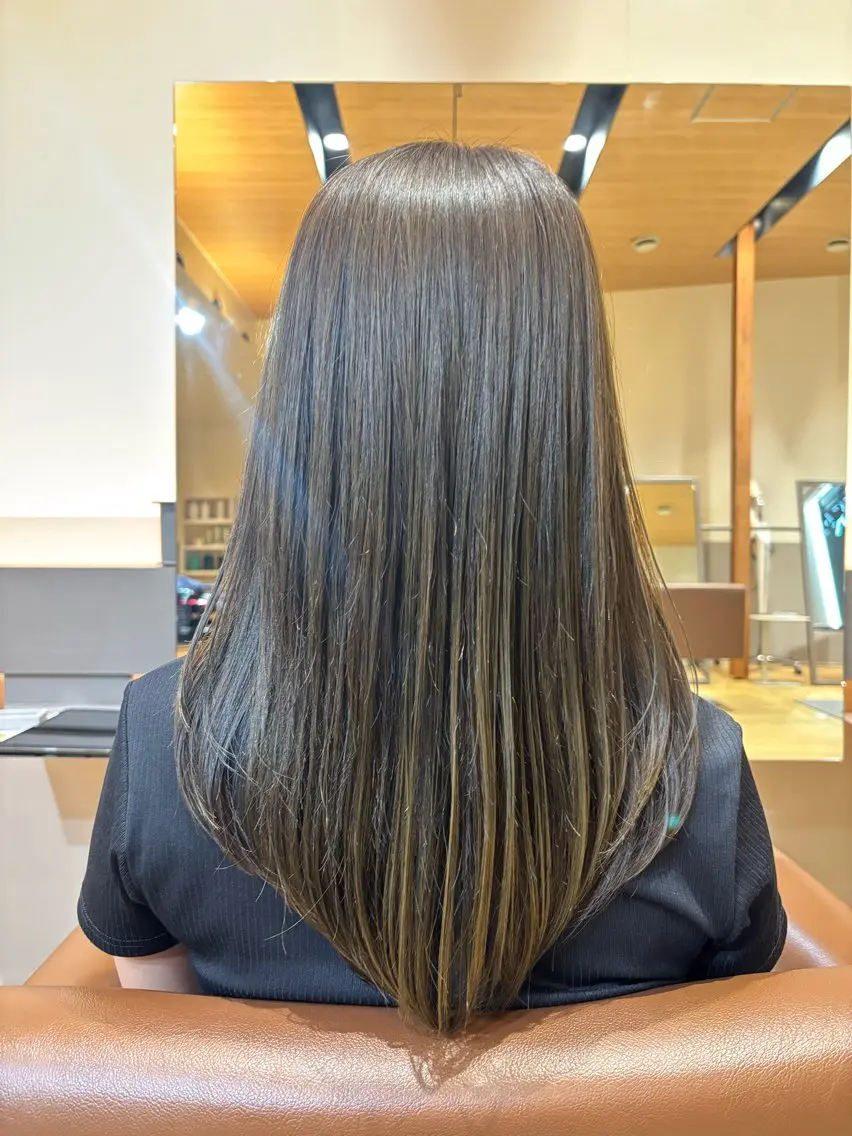 ロング レイヤーカット ロング カット ヘアカラー 小原 瑠美那のヘアスタイル