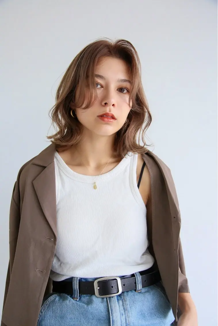 ミディアム カラー ベージュカラー 顔まわりレイヤー レイヤーカット ARISA 学芸大学/海外ヘアのヘアスタイル