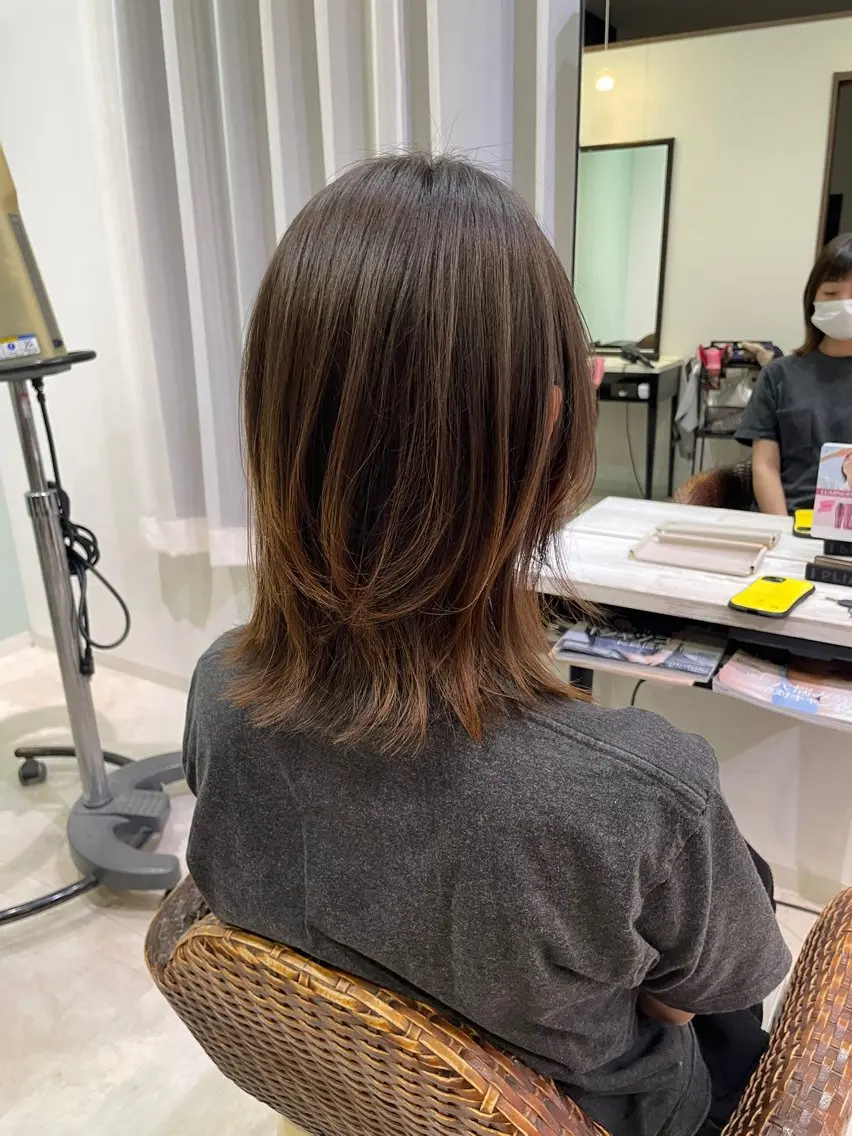 ミディアム くびれヘア くびれレイヤー レイヤーカット 横田 愛梨のヘアスタイル
