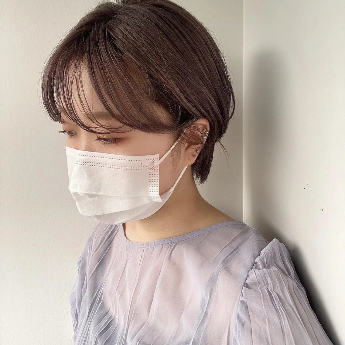 ショート カラー ブリーチ グレージュ あやめ【顔まわり/レ イヤー/柔らかカラ】のヘアスタイル