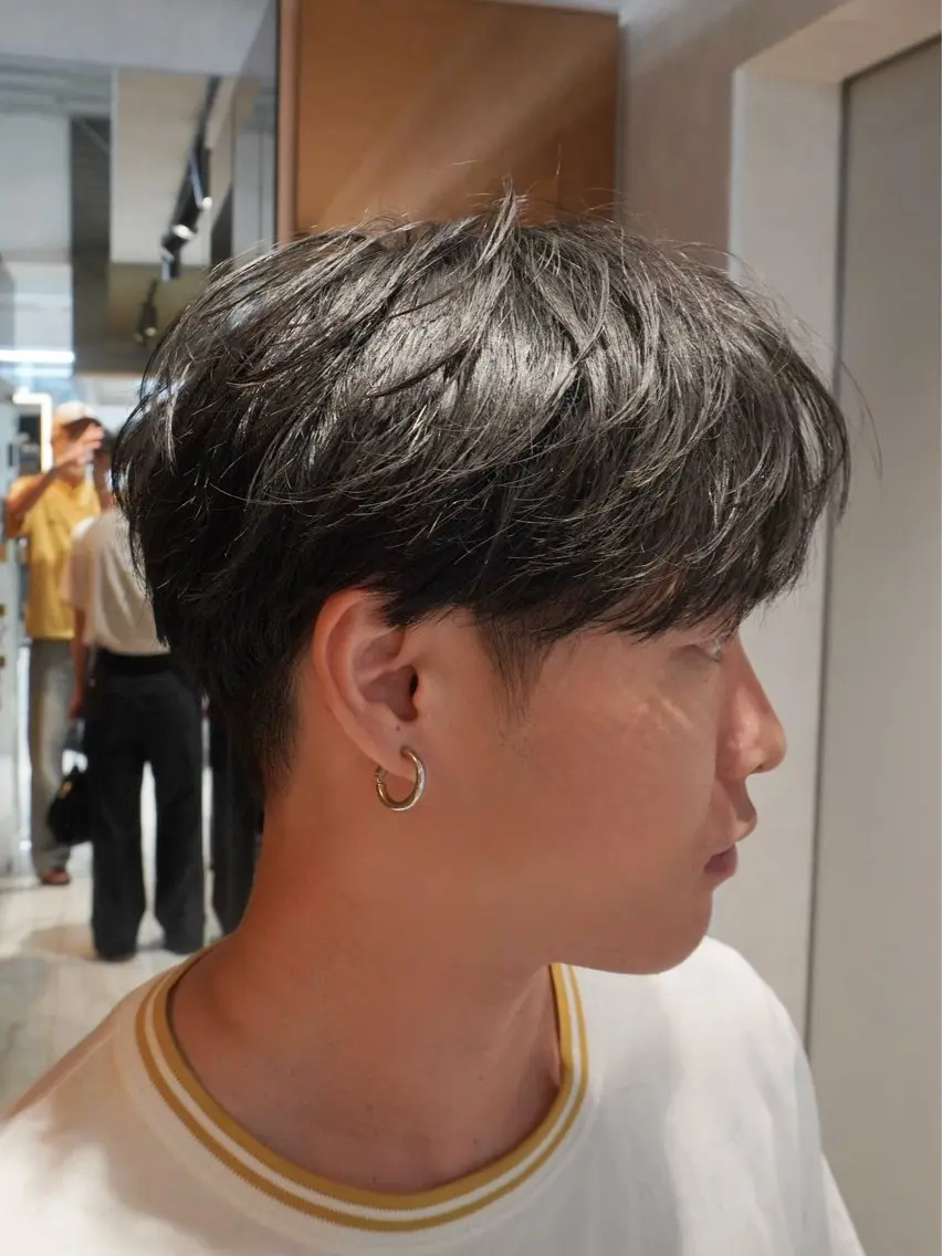 ショート パーマ ヘアアレンジ メンズ センターパート フェザーパーマ メンズパーマ 縮毛矯正 ニュアンスパーマ カット 縮毛矯正 HIKARI メンズ満足度No.1のヘアスタイル
