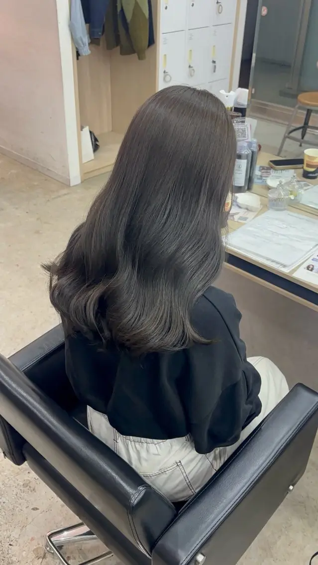 セミロング カラー カット ヘアカラー トリートメント 🪽髪質改善矯正 🤍MIU🤍のヘアスタイル
