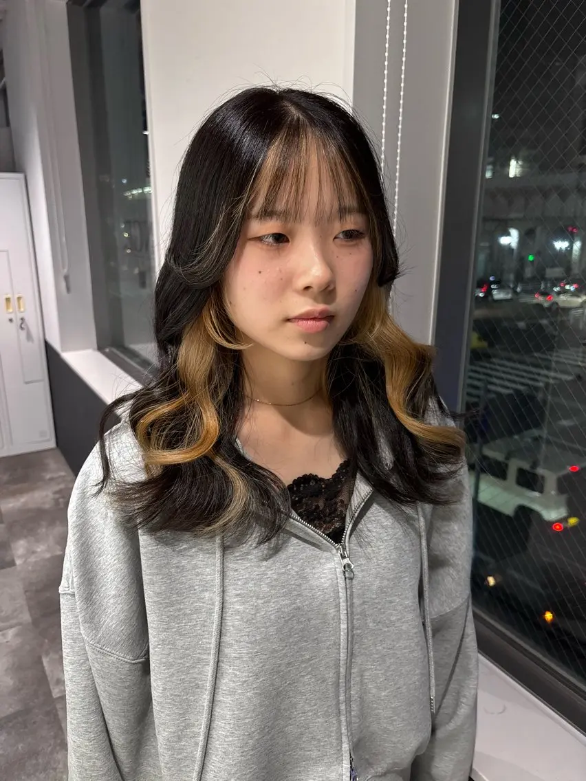 ミディアム カラー ミストバング ブリーチ  フェイスフレーミング レイヤーカット 穐田 航のヘアスタイル