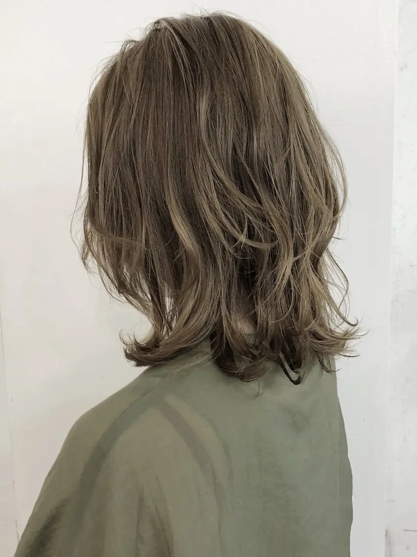 カラー 塔尾 真那のヘアスタイル