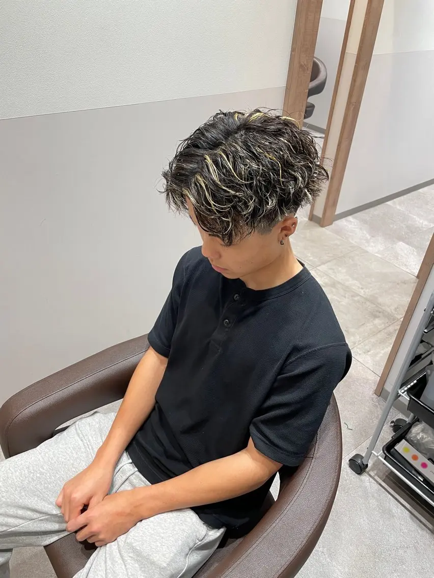 カラー パーマ メンズ メンズハイライト メンズパーマ ハイライトカラー カット ヘアカラー パーマ 飽田 優人のヘアスタイル