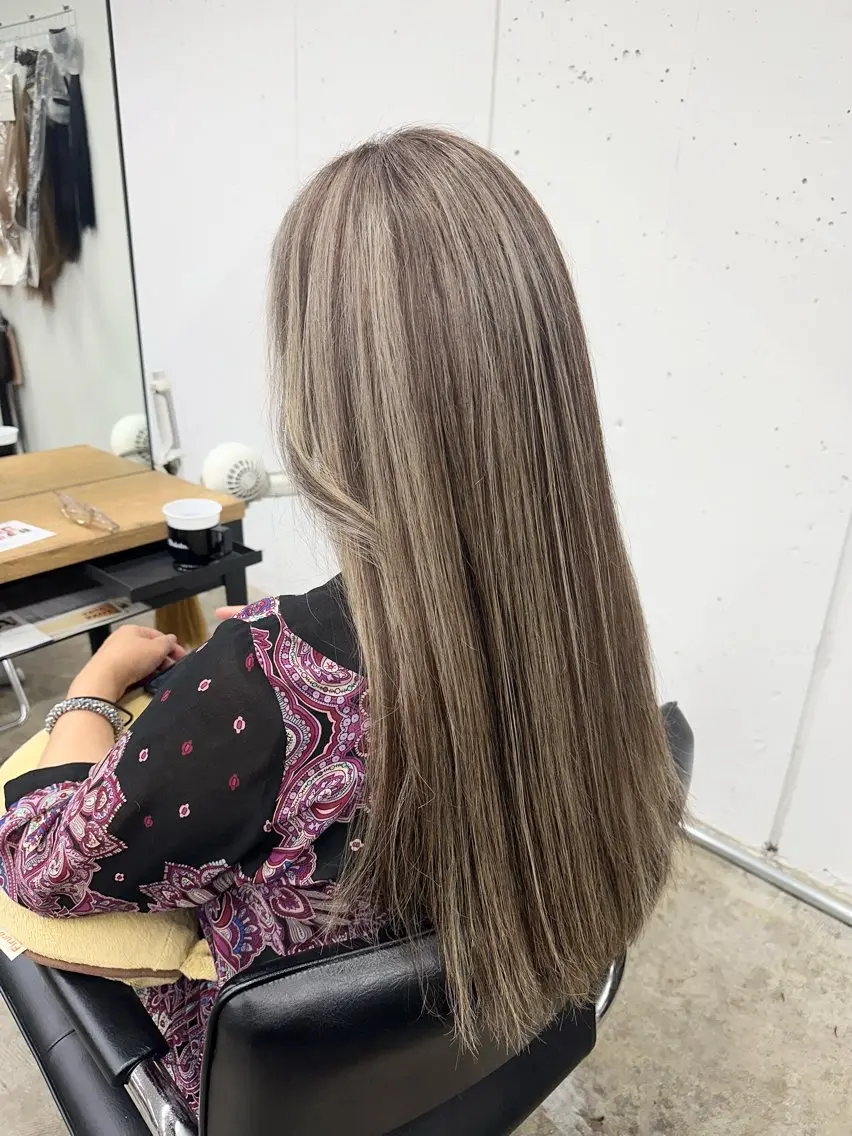 ロング ハイライト おのだ あやなのヘアスタイル