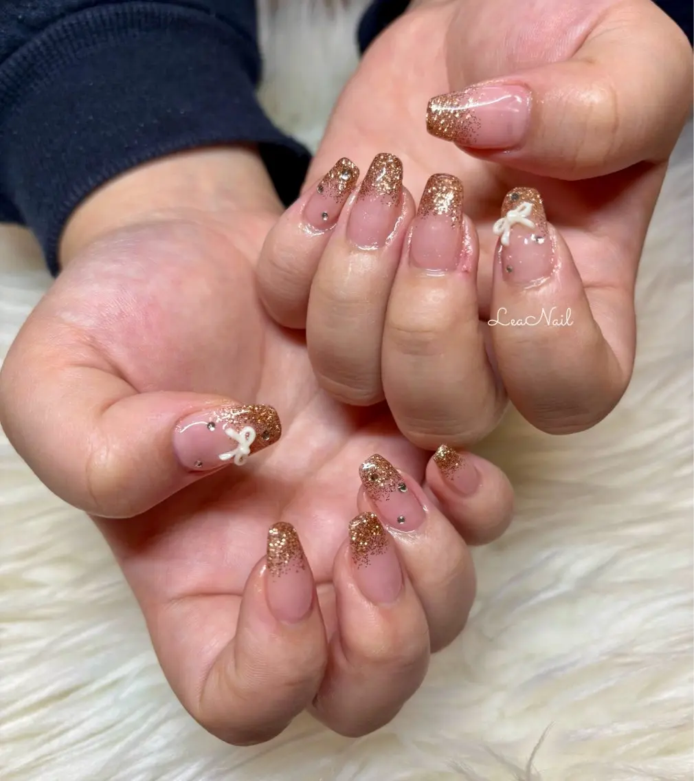 ネイル キラキラネイル ラメ(グリッター) ラメグラデーション リボン Lea Nailのネイルデザイン
