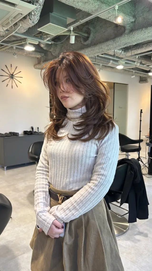 セミロング レイヤーカット FLEEK 安立徹のヘアスタイル