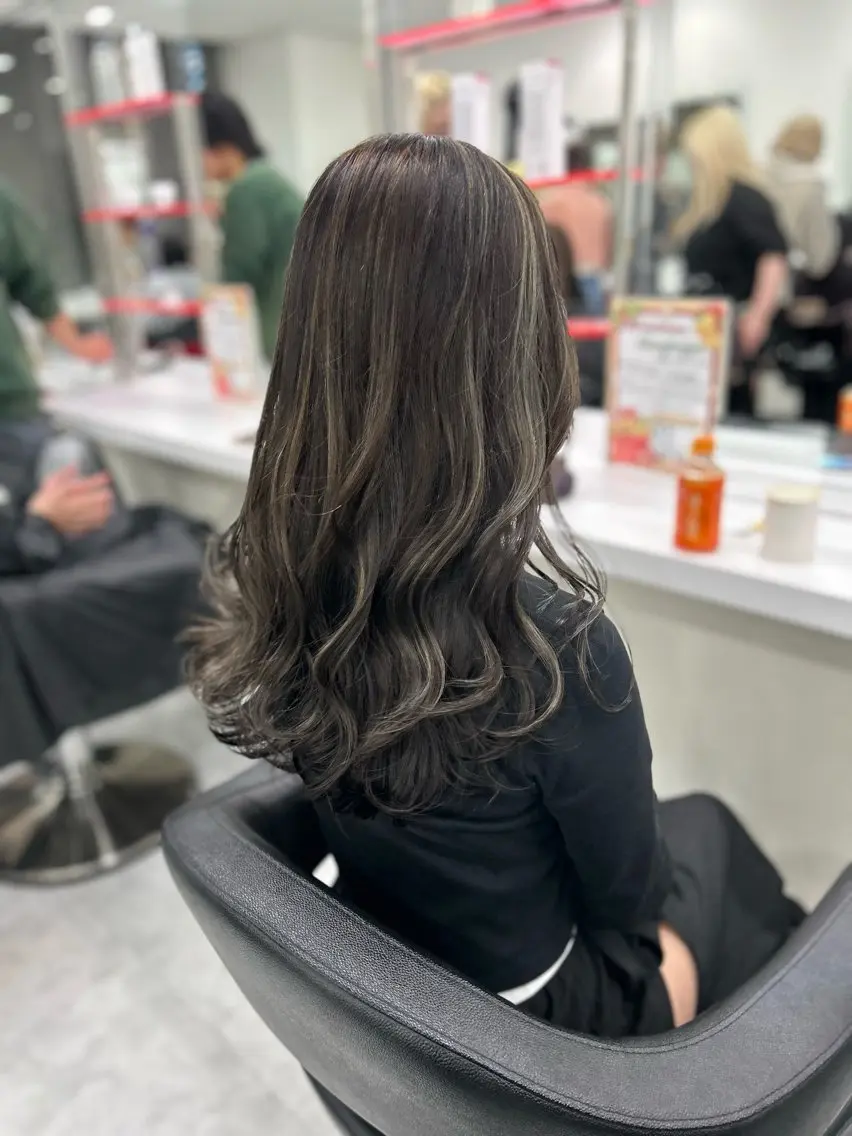 セミロング カラー ヘアカラー トリートメント ヘアセット 縮毛矯正WATARU 髪質改善　レイヤーのヘアスタイル