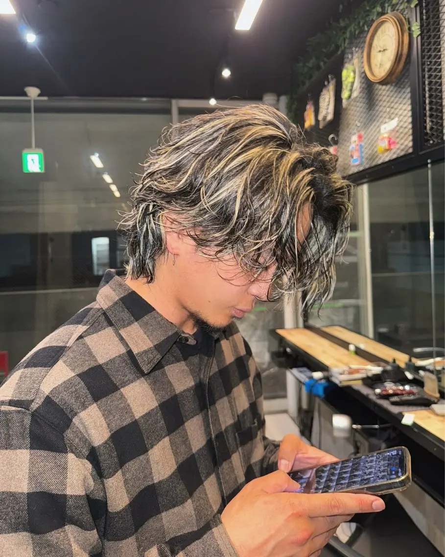 カラー パーマ メンズ メンズハイライト メンズメッシュ メンズパーマ ブロンド ハイライトカラー カット ヘアカラー パーマ トリートメント メンズ特化/パーマ/ メッシュ/竜成のヘアスタイル