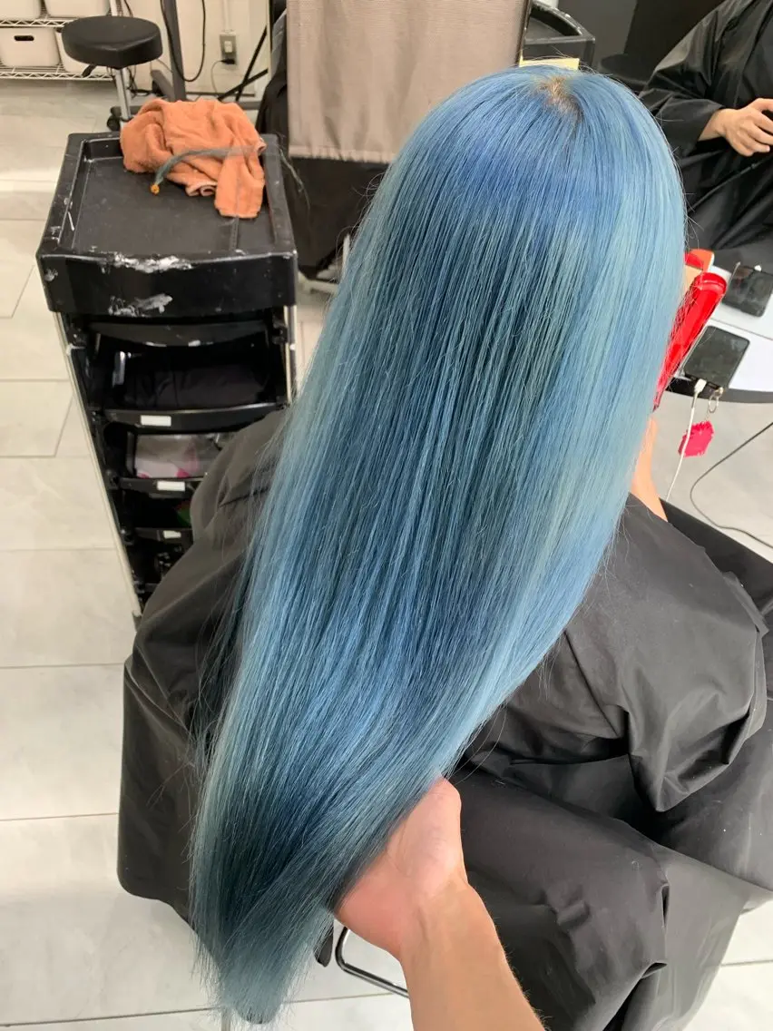 ロング カラー 黒髪 ブリーチ ブルーカラー ブルーブラック ケアブリーチ ヘアカラー Lima/ハイトー ン/ブリーチ/心斎橋のヘアスタイル