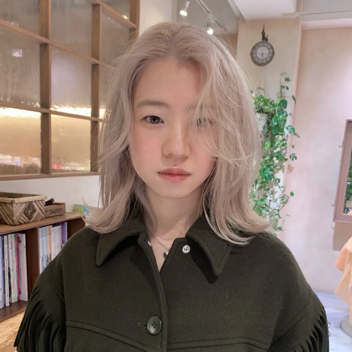 ミディアム カラー ブリーチ ブロンド ハイトーンカラー ホワイトブロンド カット ヘアカラー ハイトーン/ブリーチ /表参道/森山雄斗のヘアスタイル