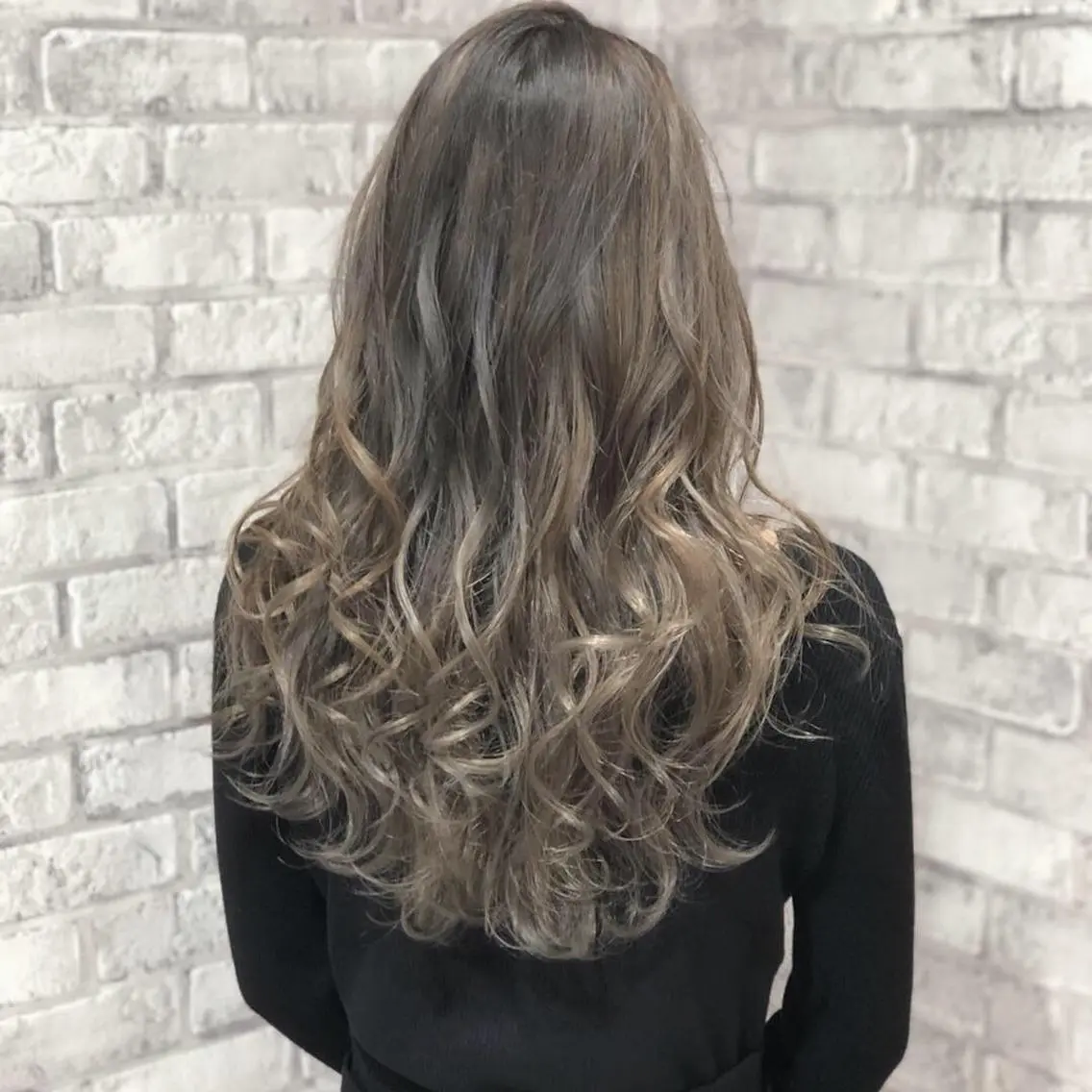 セミロング カラー ヘアアレンジ バレイヤージュ ベージュカラー ミルクティーベージュ レイヤーカット ヘアカラー トリートメント 秋山 幸太のヘアスタイル