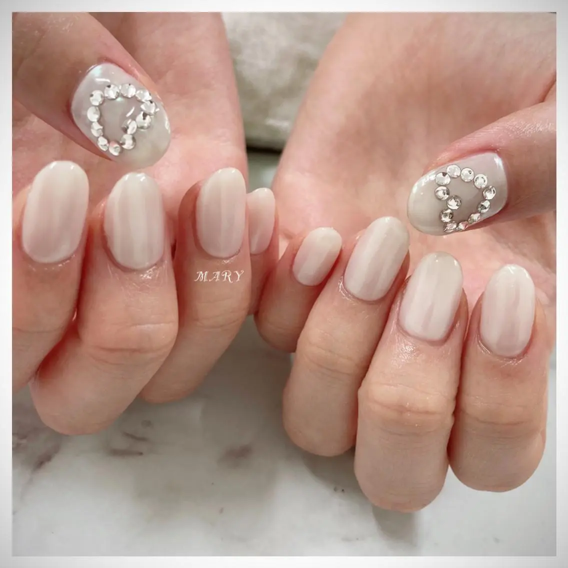 ネイル オーロラネイル ハート ニュアンスネイル ワンカラーネイル ホワイト ハンドネイル Mary nail .narumiのネイルデザイン