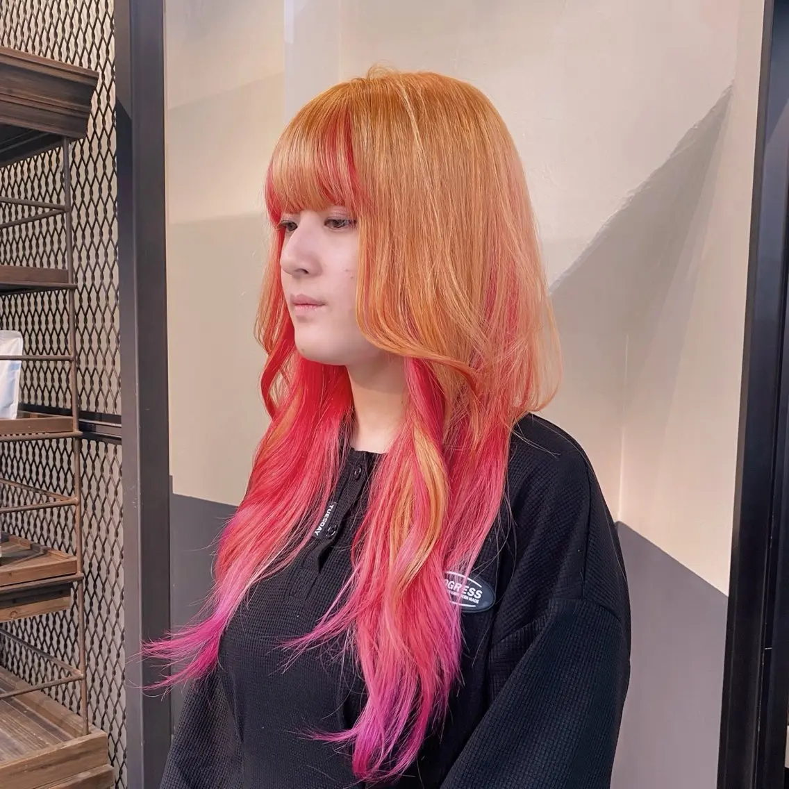 セミロング カラー グラデーションカラー オレンジ ピンクカラー レッドカラー 今出 りょうやのヘアスタイル