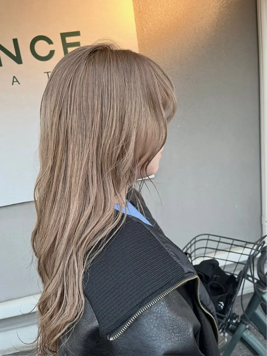 ダブルカラー(全頭ブリーチ)＋カット＋ケアトリートメントの写真