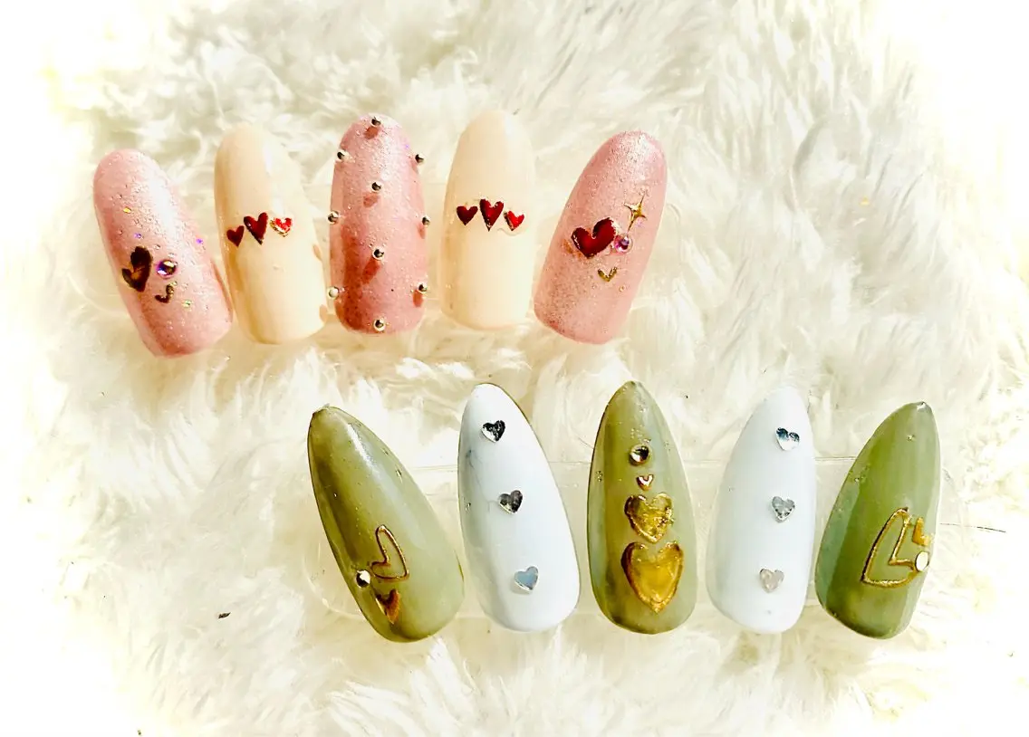 ハート❤️ちりばめネイル💅(オフあり、甘皮ケア付)の写真