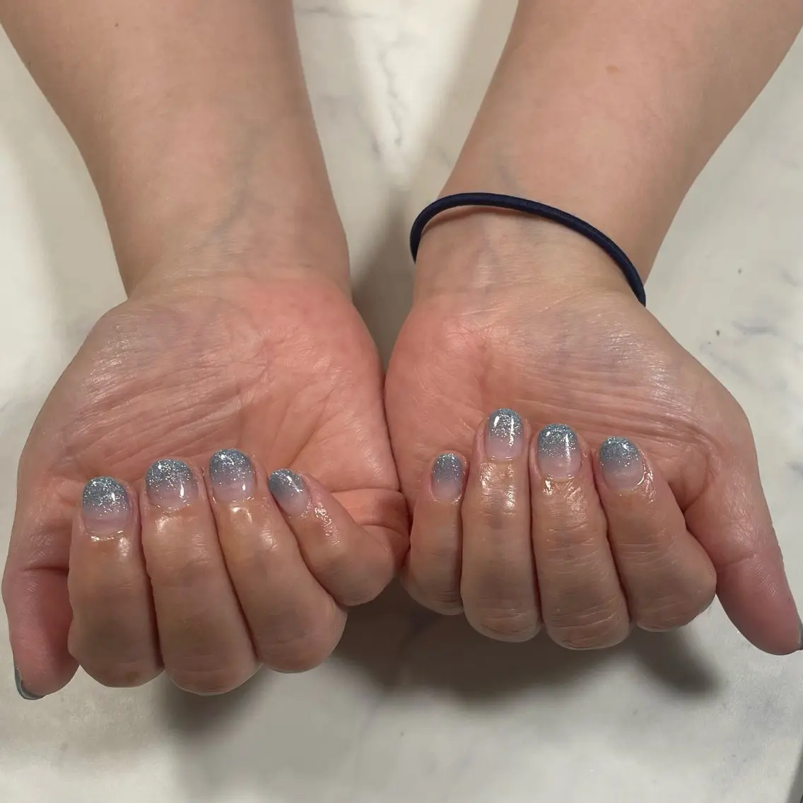ネイル ラメ(グリッター) ラメグラデーション 水色 ハンドネイル COCOA🩵 Knailのネイルデザイン