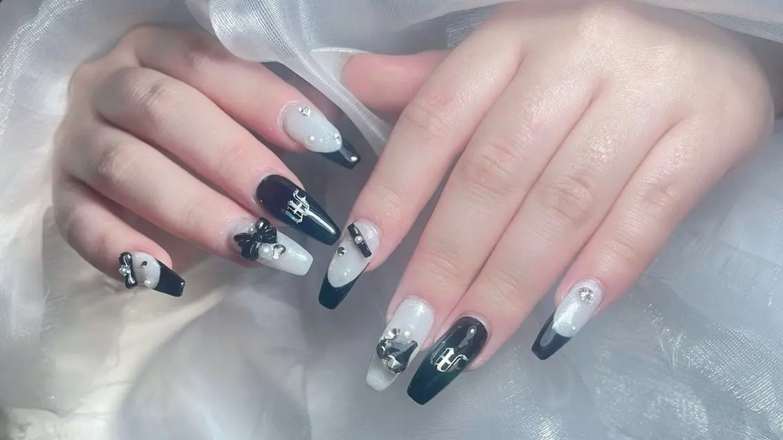 ネイル アートネイル グラデーション キラキラネイル ニュアンスネイル オフィスネイル ハンドネイル Amee Nail Salonのネイルデザイン