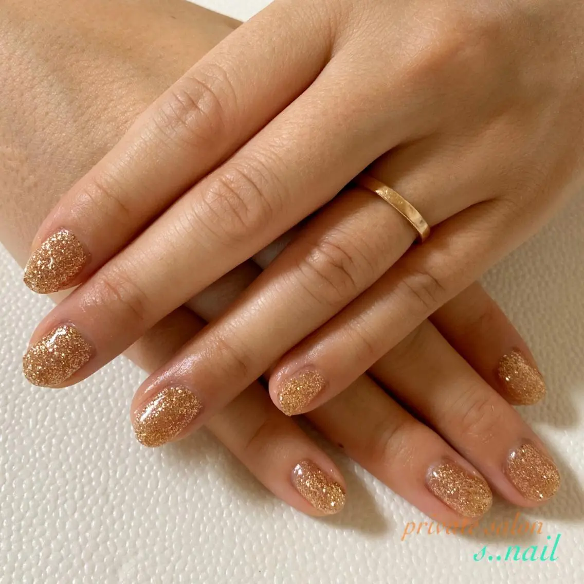 ネイル ブラウン ゴールド キラキラネイル ラメ(グリッター) ワンカラーネイル s..nail / MORITAのネイルデザイン