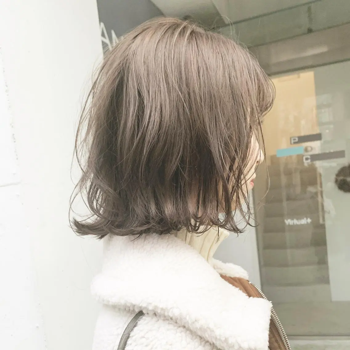 ショート カラー ネイル ハイトーンボブ 前田 表参道　グレージュのヘアスタイル