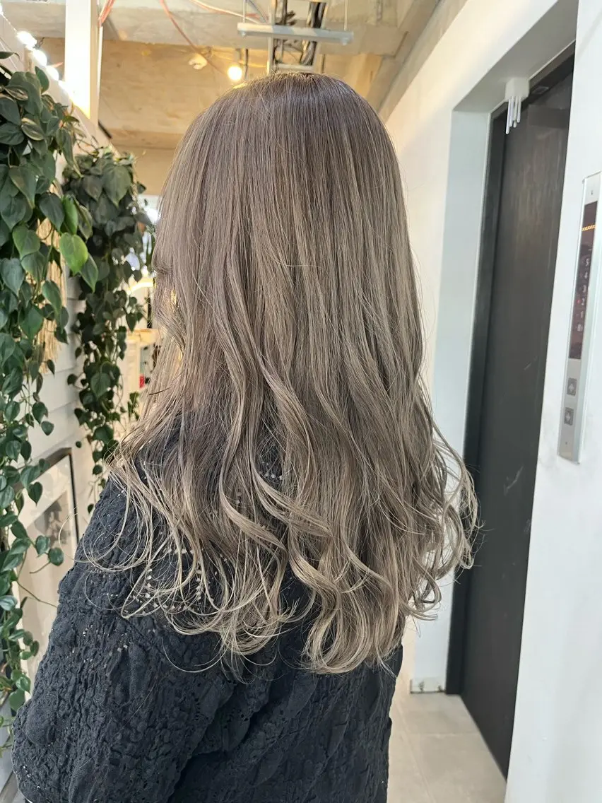 ロング カラー ベージュカラー ミルクティーベージュ ブリーチ有無Wカラー メンズパーマ大成のヘアスタイル
