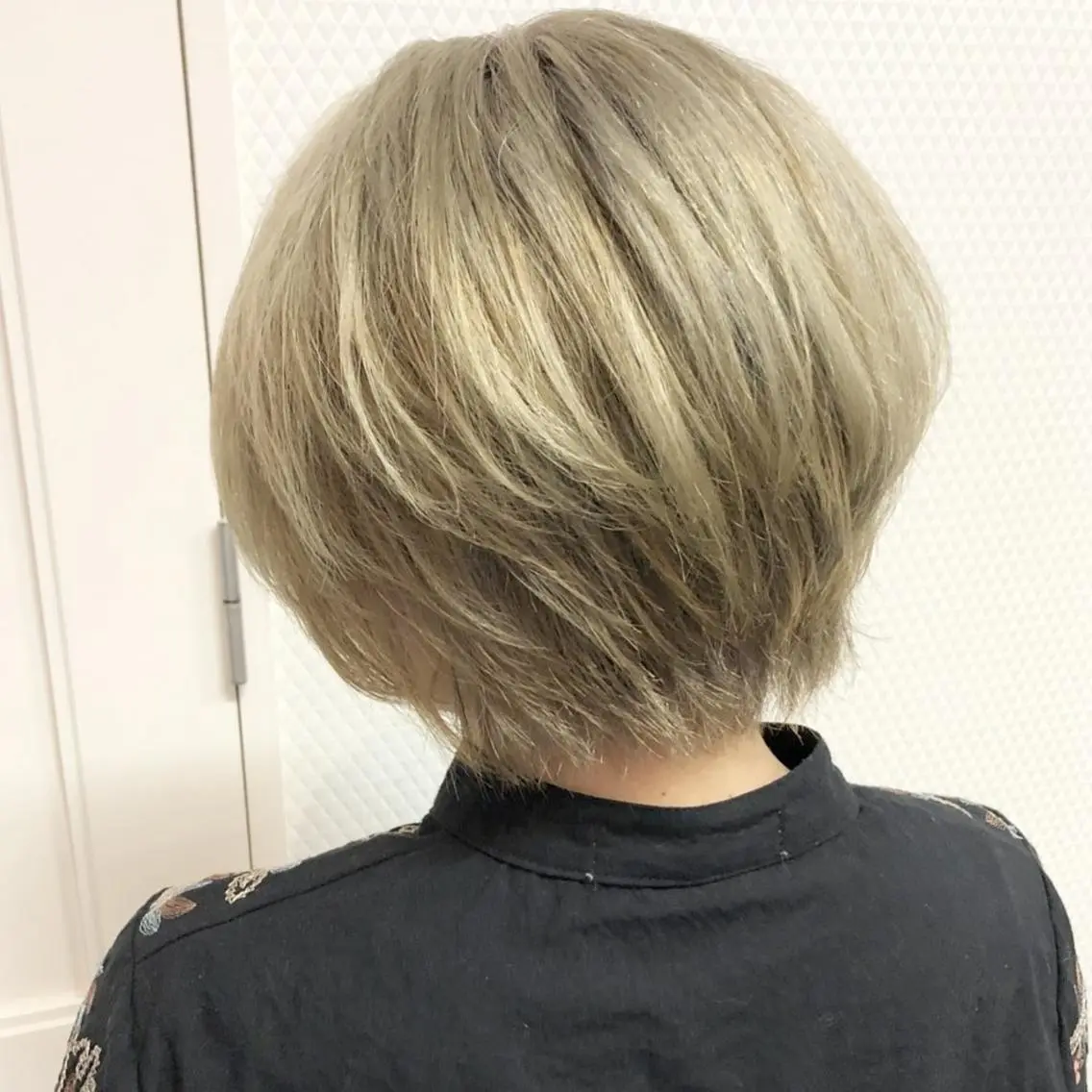 ショート カラー ブリーチ グレージュ ハイトーンカラー ハイトーングレージュ 竹内啓太 ボブのヘアスタイル