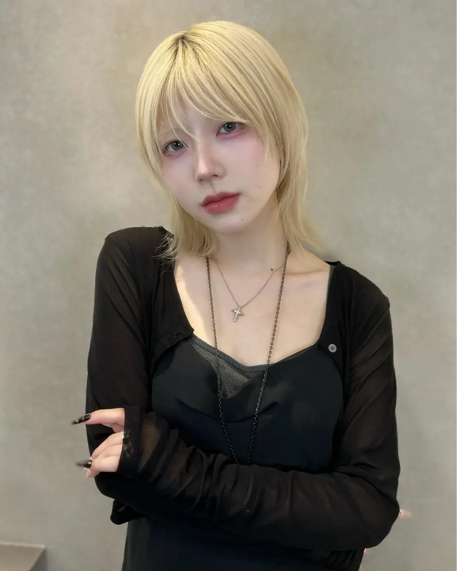 ショート ヘアカラー ハイトーン デザインカラーのヘアスタイル