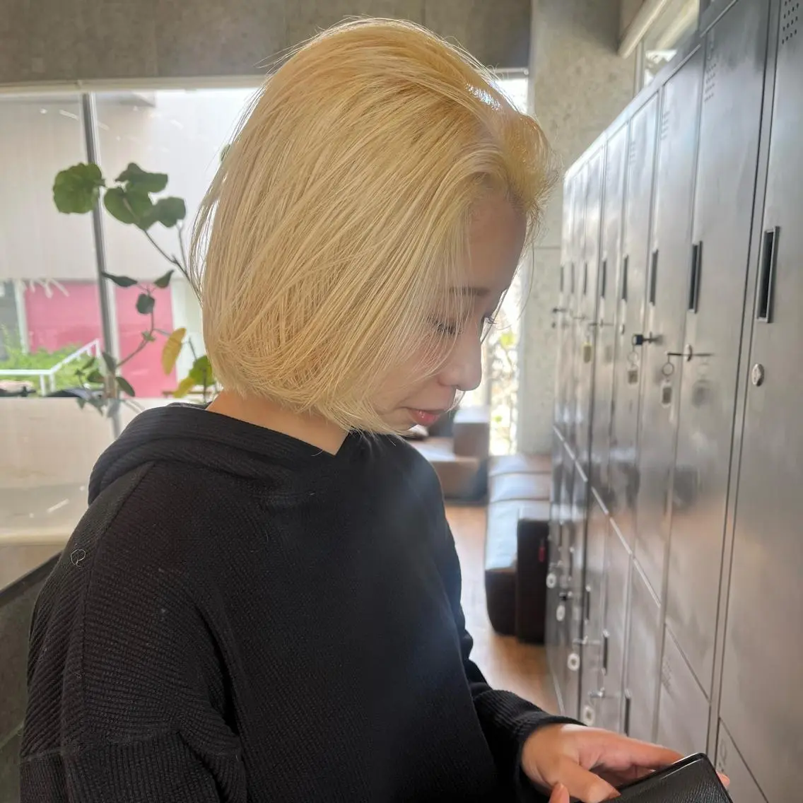 ショート カラー ヘアアレンジ 抜きっぱなしブロンド 髪質改善 トリートメント ボブハイトーン🦖 デザインMAMIのヘアスタイル