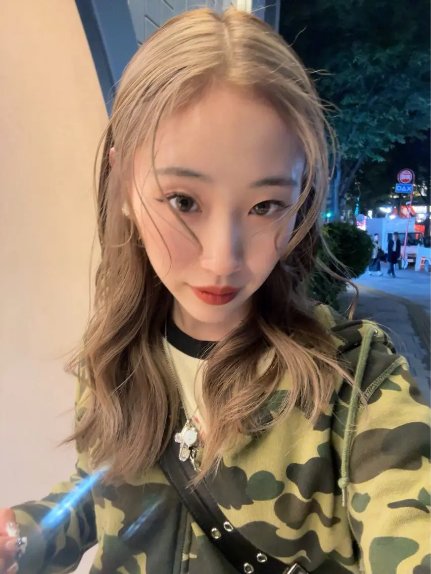 セミロング カラー ベージュカラー ブラウンカラー ハイライトカラー ハイライト レイヤーカット カット ヘアカラー トリートメント 村上雅人 ナチュラルモードのヘアスタイル