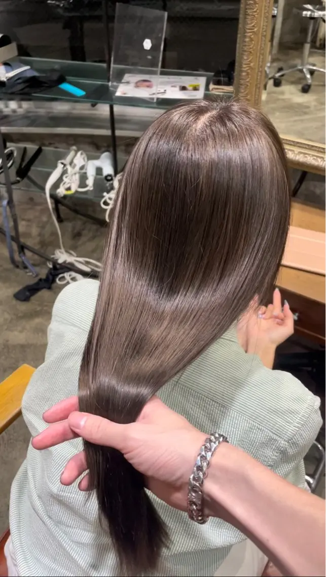 ❣️ブリーチ一回で叶える高発色カラー❣️全体ブリーチ一回+毛髪内部補修トリートメントの写真
