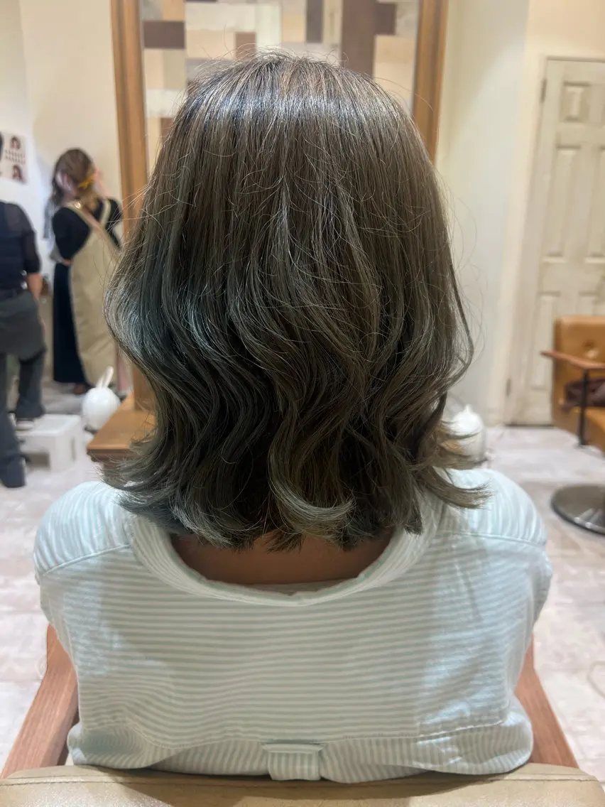 ミディアム カラー いいの ともこのヘアスタイル