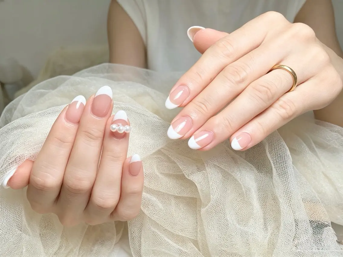 ネイル フレンチネイル ホワイト ハンドネイル Maggie nailクロのネイルデザイン