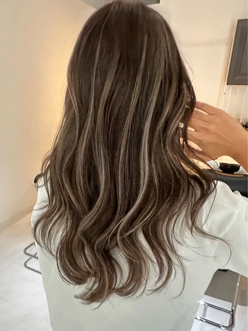 ロング カラー シールエクステ バレイヤージュ ベージュカラー ブリーチ ブラウンカラー カット ヘアカラー 大阪梅田/レイヤー/ ハイライト/yuuのヘアスタイル