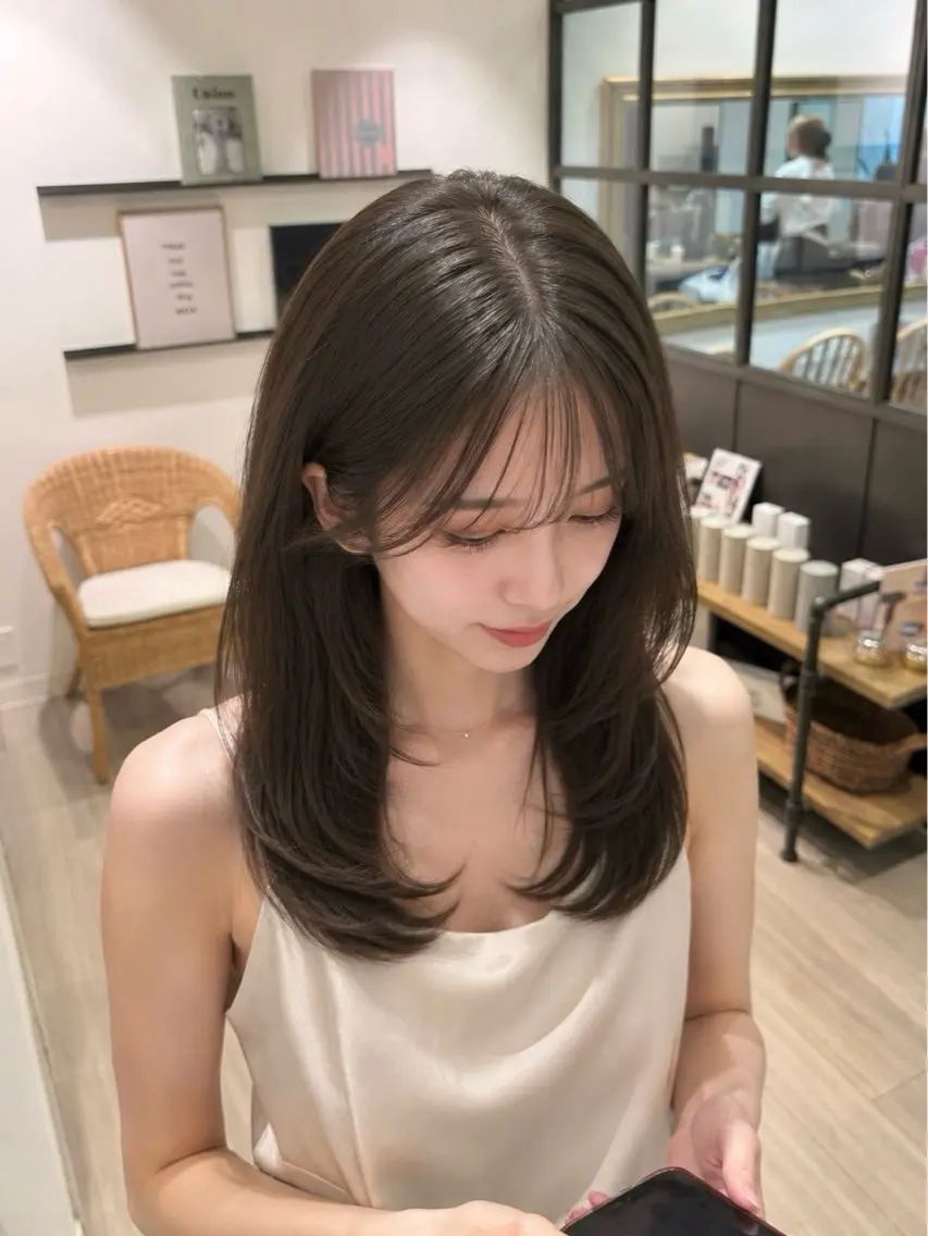 ミディアム くびれヘア 顔まわりレイヤー 顔周りカット 髪質改善 韓国風ヘア ヘアカラー トリートメント モテ髪🫧赤み消し カラー表参道きょうこのヘアスタイル