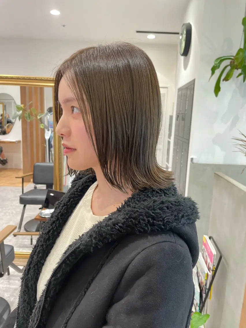 ミディアム カラー ヘアカラー 矯正パーマ、ベージュ ボブカット🫧のヘアスタイル
