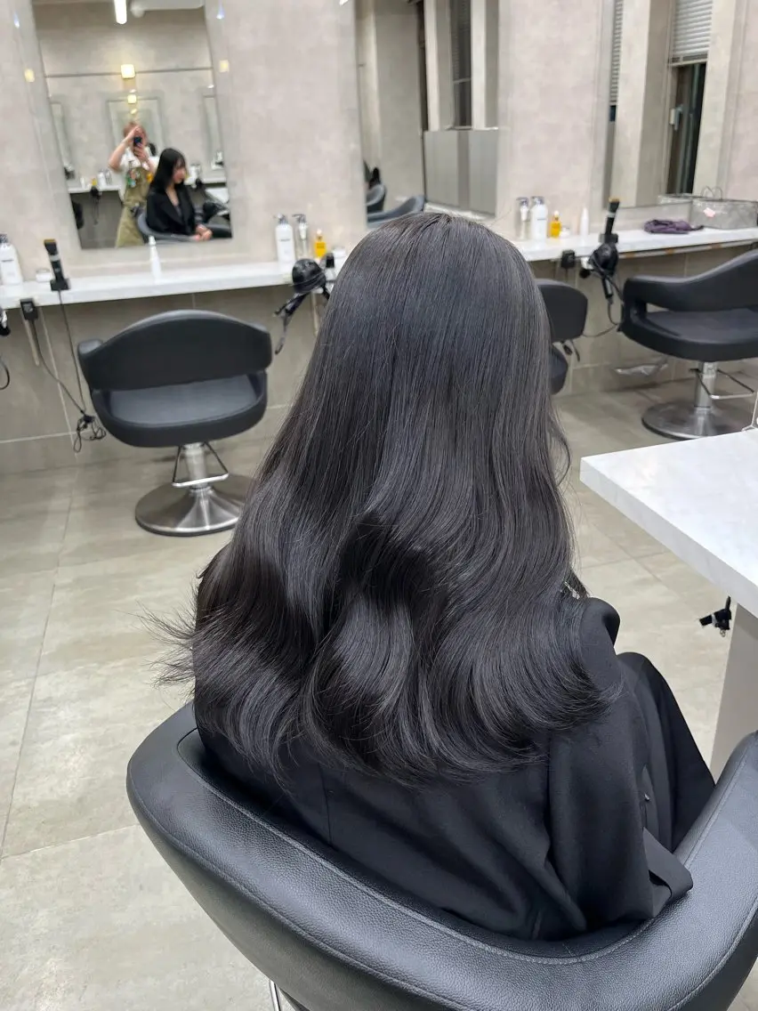 ミディアム 寒色/ベージュヘア ブリーチありMiOのヘアスタイル