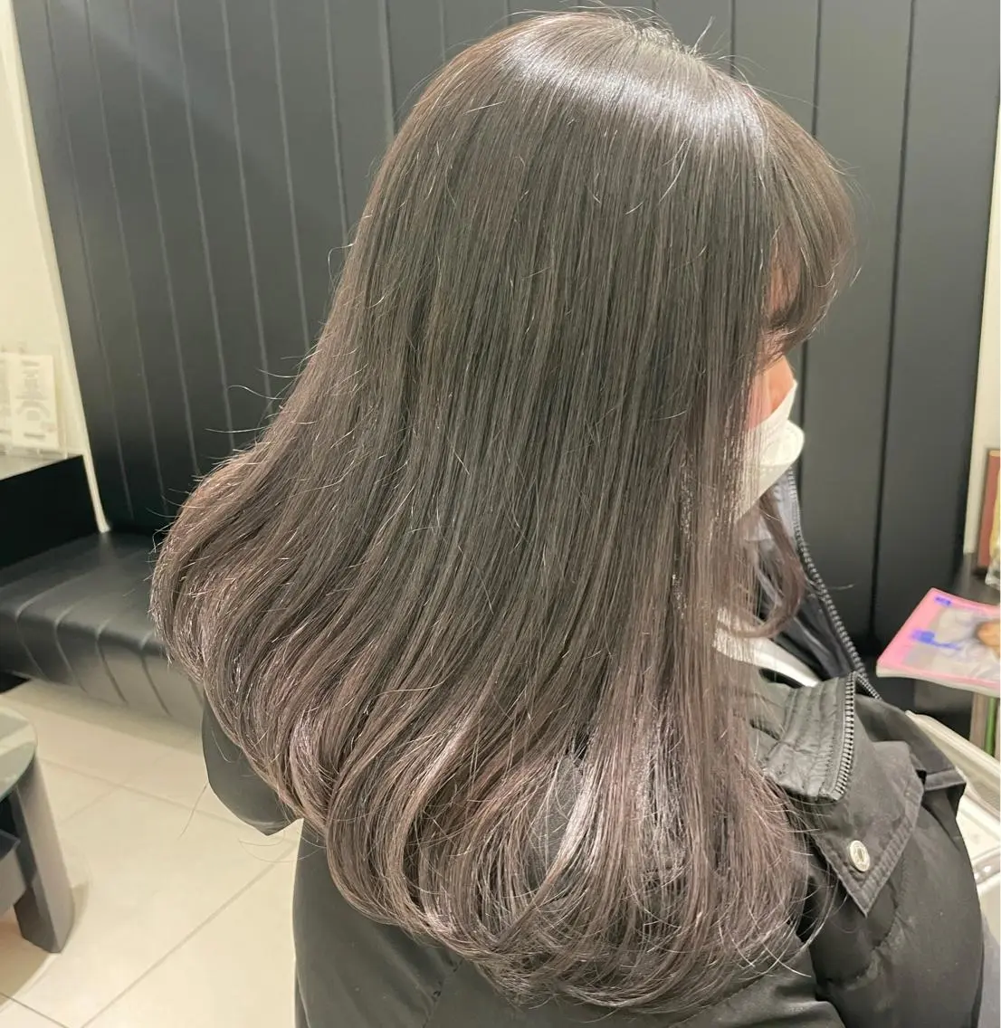 セミロング カラー ブリーチ ダークグレー ダークグレージュ グレージュ 卒業式のヘアスタイル 海外レイヤー/赤み 消しカラー/上原聖奈のヘアスタイル