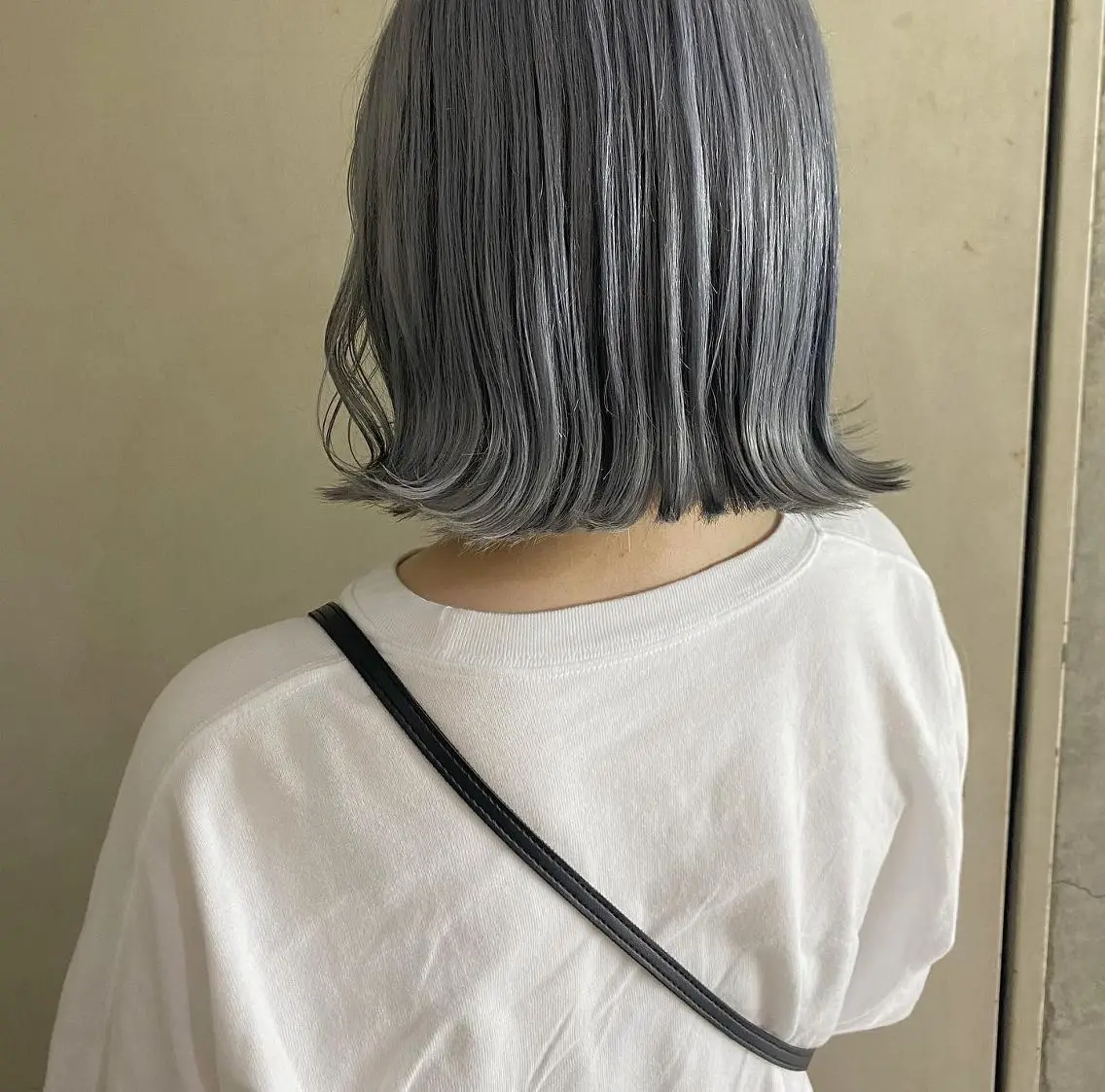 ミディアム カラー ブリーチ シルバー 清村 和音のヘアスタイル