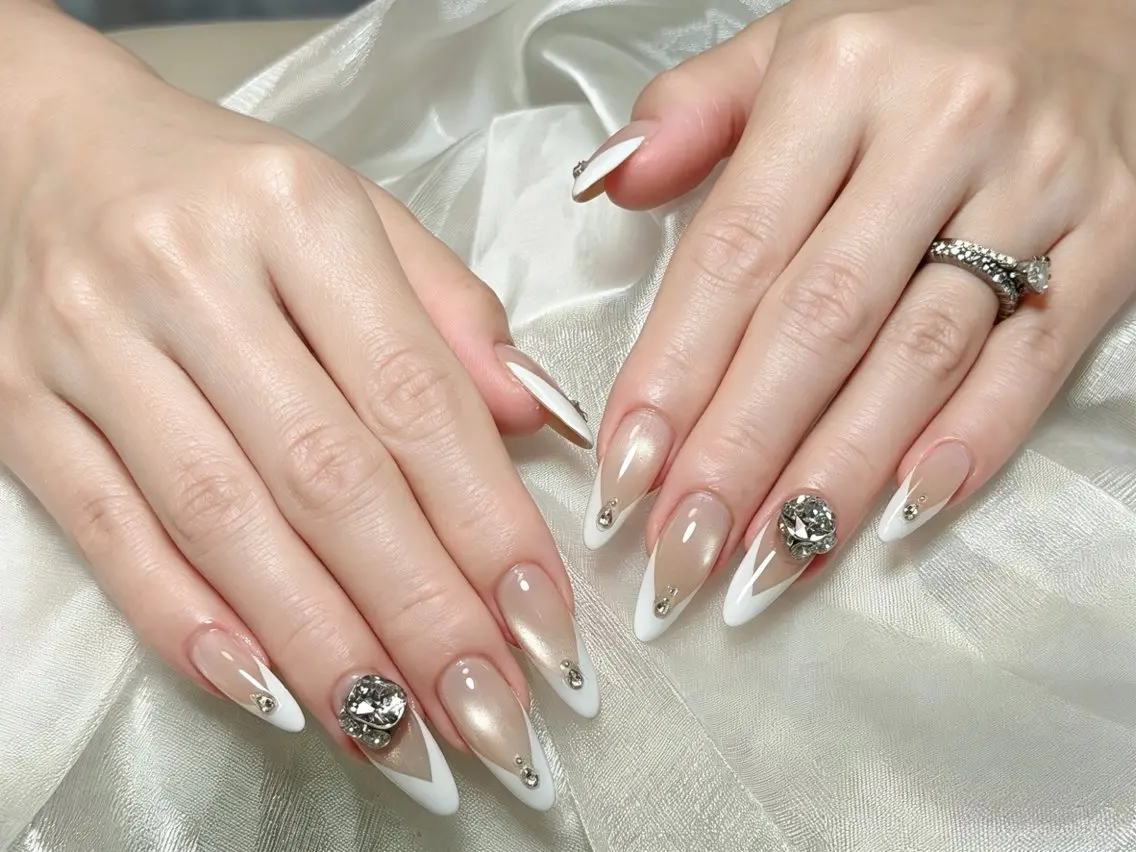 ネイル フレンチネイル キラキラネイル マグネットネイル ホワイト ハンドネイル LUNE NAIL 【NEW OPEN】のネイルデザイン