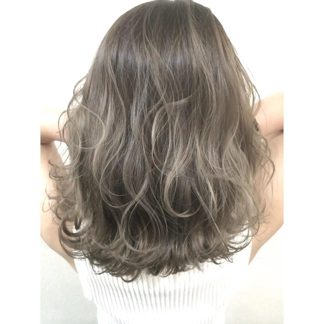 ミディアム カラー バレイヤージュ シルバー レイヤーカット 井上 一平のヘアスタイル